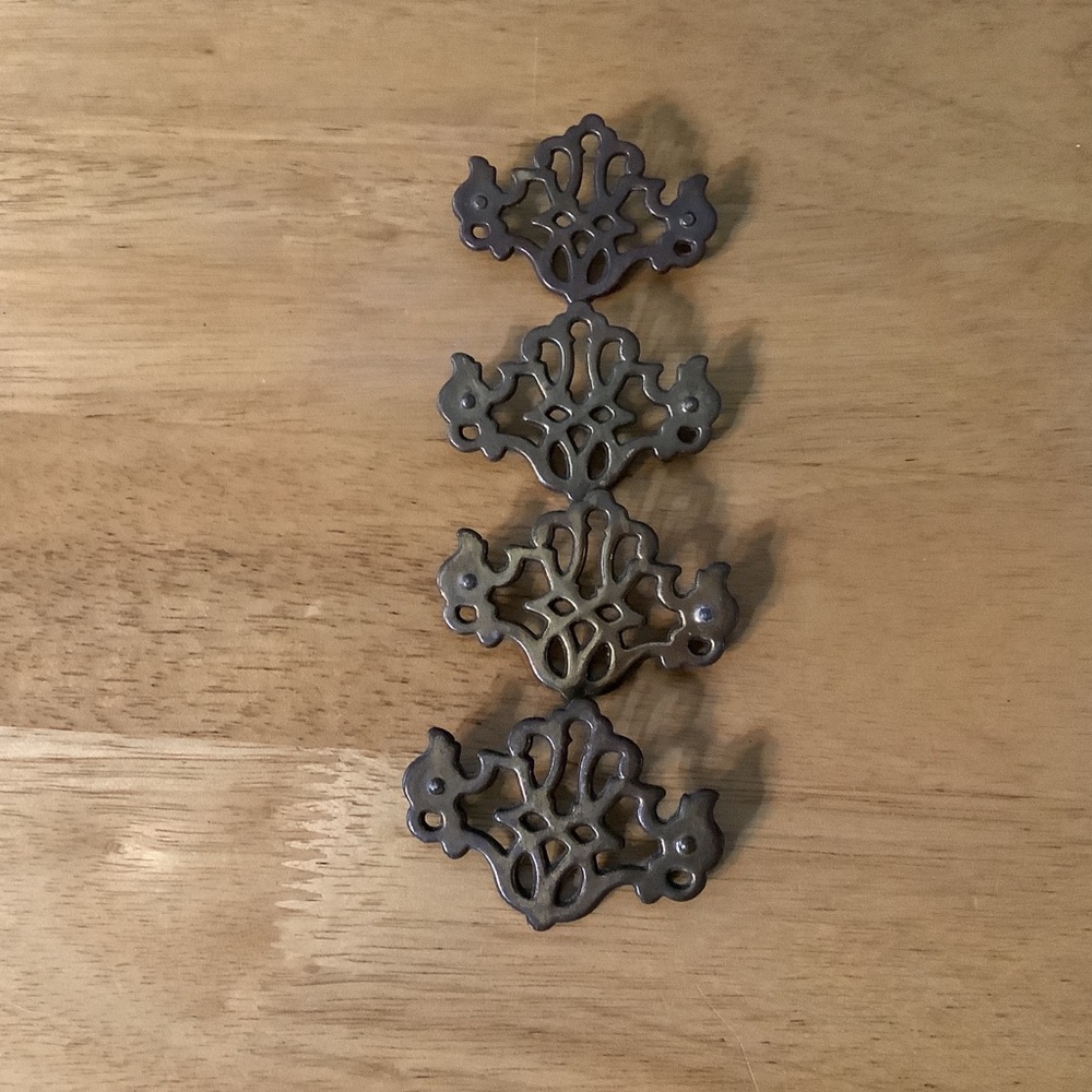 4 Antique-Style drawer pulls  in Aged Brass